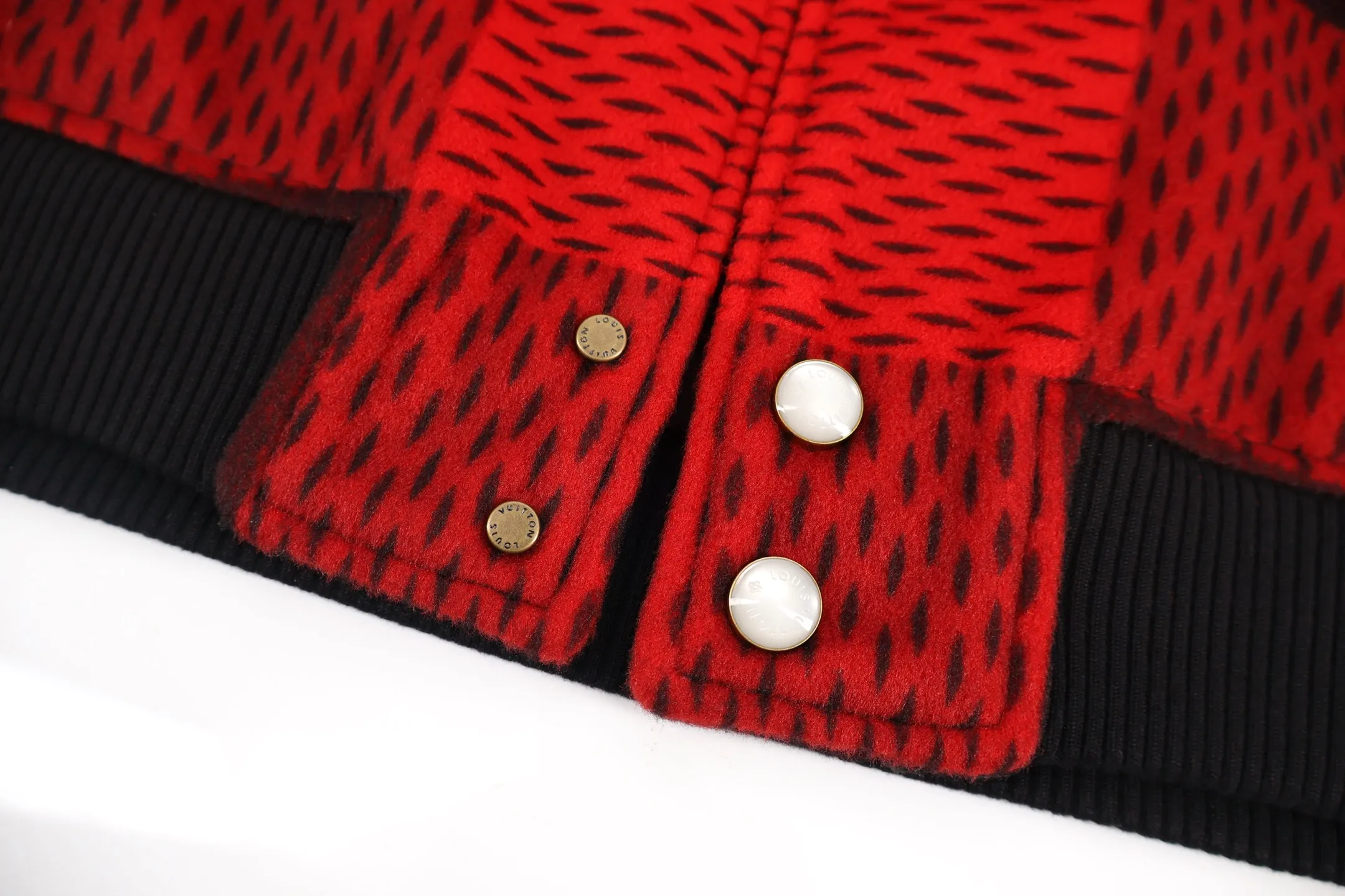 🅿️760 1v red checkerboard patchwork leather baseball jacket. Contrasting tension red and black checkerboard fabric + matte black leather sleeves. The roughness of the retro checkered pattern and the coolness of the leather collide with the visual sharpness, making the appearance a focal point. The "MARCQUES LOUIS VUITTON" logo on the chest hides the brand's genes, and the pearl white buttons are the finishing touch, and there is sophistication hidden in the looseness. Style adaptation: loose dropped shoulders + short tailoring, which can not only create a casual look on the street, but also bring out a neat aura, and is suitable for all daily/commuting/light social scenarios. Size:46-48-50-52